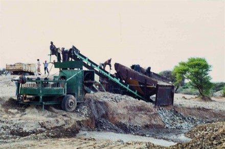 Figure 169 - Mechanical grading of the river gravel (Ulco Area, Orange River, South Africa).