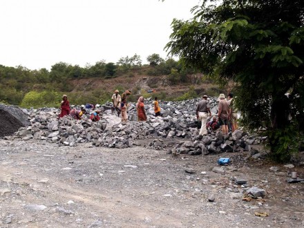 Figure 179 - Hand ore sorting (Chrome mine, Boula, India)
