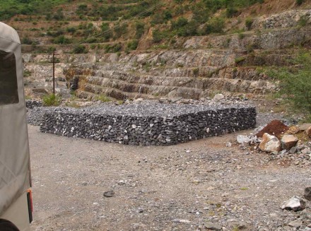 Figure 180 - Manually packed ore pile (Chrome mine, Boula, India)