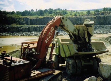 Figure 173 - Dustless dump loading operation in a quarry (Halfwayhouse, South Africa).