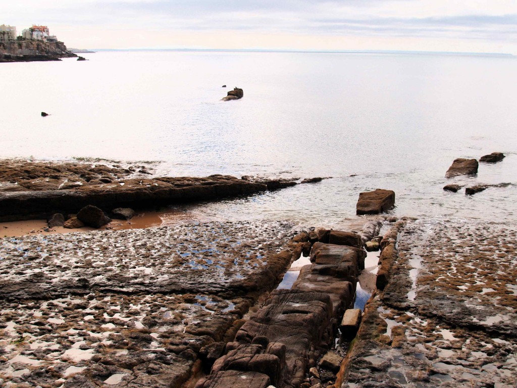 cunjugate dykes Figure 15 - Set of conjugate dykes (Estoril beach, Potugal).