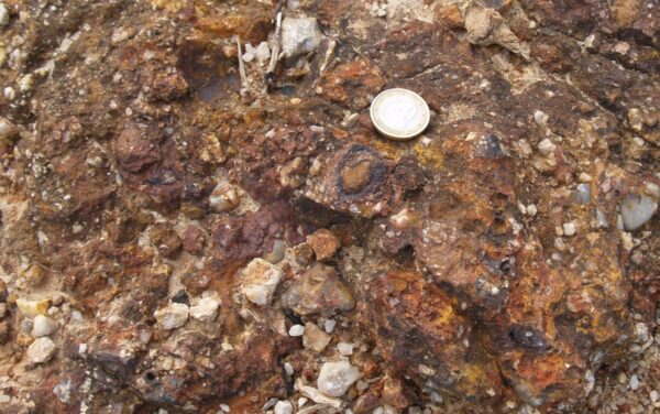 Figure 115B - Ferricrete cementing a very gritty horizon (Cascais, Portugal).