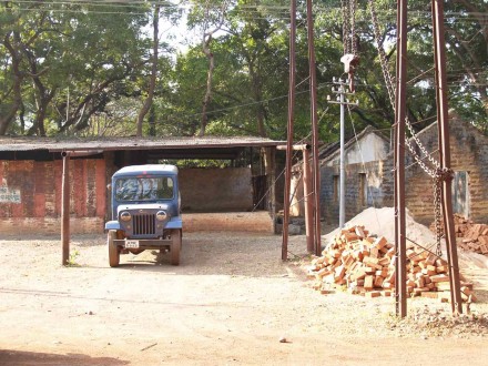 Figure 159 - Initial stage of preparation of future core shed, left, and sample preparation lab, right (Boula, India).